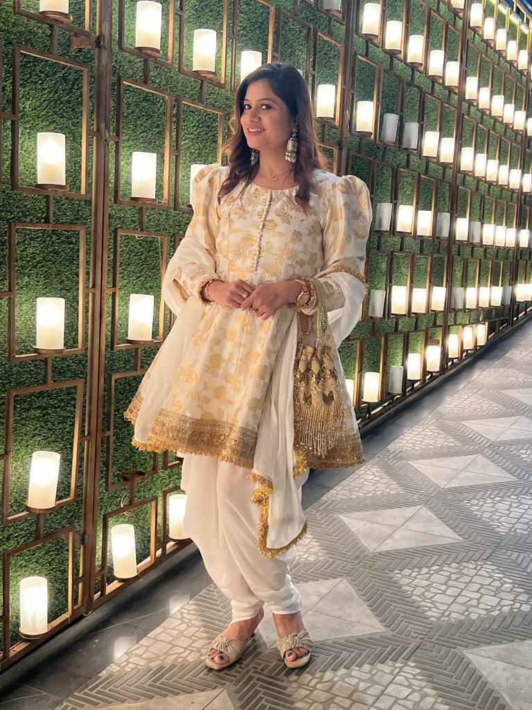 Girl Banarsi Coat White Banarasi Trench Coat Set For Girls By Mei